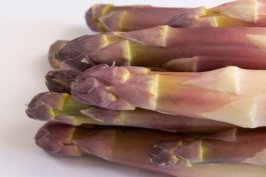 Mor kuşkonmaz demeti, yakın plan, beyaz arka planda izole edilmiş.