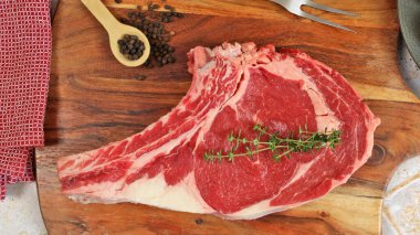 Çiğ pirzola, yakın plan, kesme tahtasında.