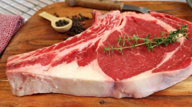 Çiğ pirzola, yakın plan, kesme tahtasında.