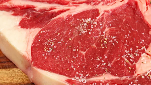 Sal Especiarias Derramados Sobre Uma Costela Crua Carne Bovina — Fotografia de Stock