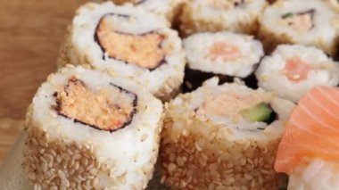 Bir tabak suşi ve maki, yakın plan, masanın üstünde.