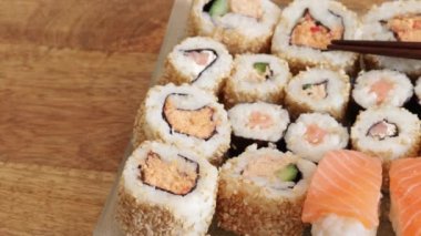 Bir tabak suşi ve maki, yakın plan, masanın üstünde.