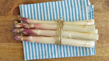 Bir demet mor kuşkonmaz, yakın plan, masanın üstünde.