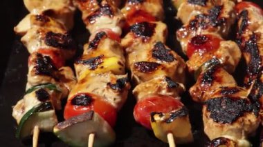 Mangalda pişirilen tavuk şişleri.