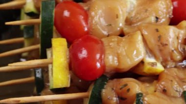 Sebzeli tavuk şişi.