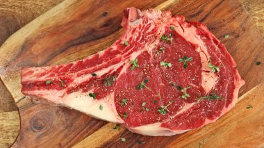 Çiğ pirzola, yakın plan, kesme tahtasında.