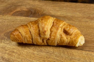 Endüstriyel kruvasan yakın plan, masanın üstünde.