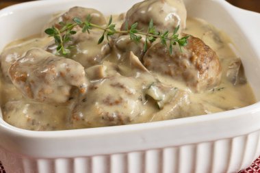 Mantar soslu köfte.