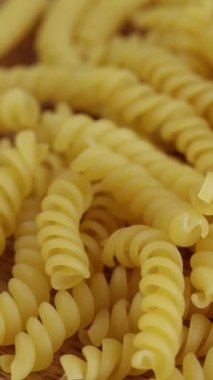 Bir yığın fusilli makarna, yakın plan, masanın üstünde.