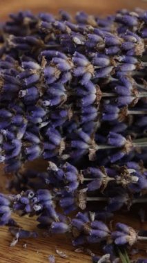 lavande sche buketi, en gros planı, sur une masası