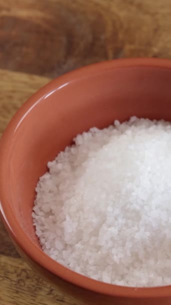 Haufen Groben Salzes Nahaufnahme Einem Teller — Stockvideo