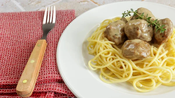 Spaghetti Polpette Cotte Con Sugo Funghi — Foto Stock