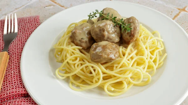 Spaghetti Polpette Cotte Con Sugo Funghi — Foto Stock