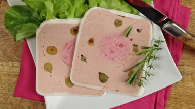 Zeytinli tavuklu terrine dilimleri