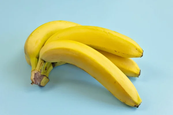 几只香蕉 蓝色背景隔离 — 图库照片