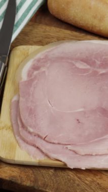 Jambon dilimleri, yakın plan, masanın üstünde.