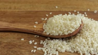 Bir kaşık yuvarlak risotto pilavı, yakın plan, masanın üstünde.