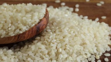 Bir kaşık yuvarlak risotto pilavı, yakın plan, masanın üstünde.