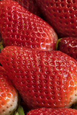 Birkaç kırmızı çilek, yakın plan.