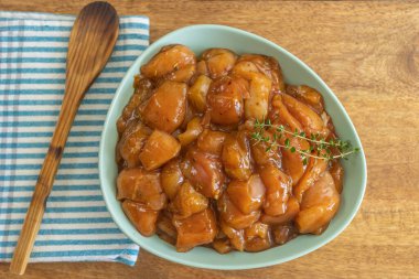 Bir tabakta marine edilmiş çiğ tavuk parçaları