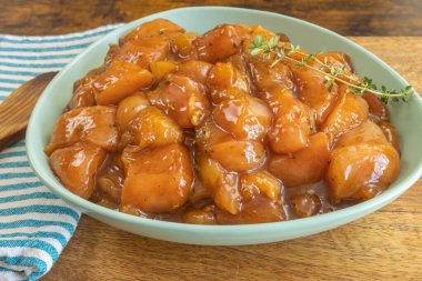 Bir tabakta marine edilmiş çiğ tavuk parçaları