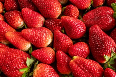 Çilek kutusu, yakın plan, ahşap bir masanın üzerinde.