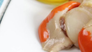 bir tabakta birkaç çiğ deniz tarağı