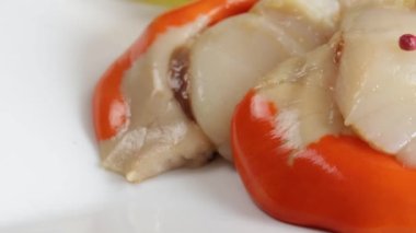 Birkaç deniz tarağı, yakın plan, beyaz bir arkaplanda izole edilmiş.