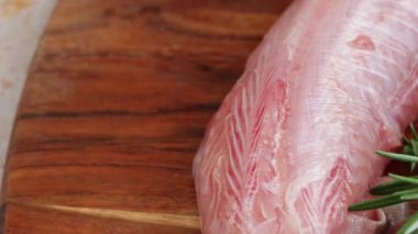 Çiğ somon, yakın plan, kesme tahtasında.