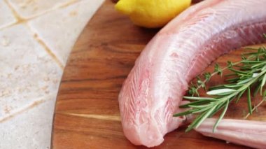 Çiğ somon, yakın plan, kesme tahtasında.