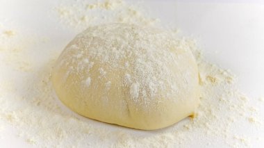 Beyaz arka planda izole edilmiş çiğ pizza topu