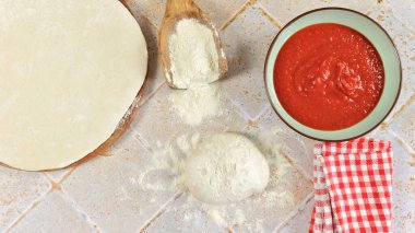 Pizza topu, un ve domates sosu.