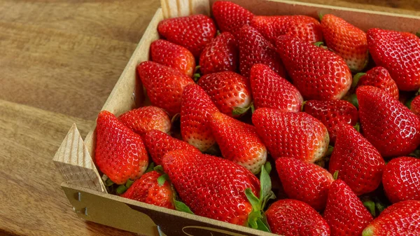 Schachtel Mit Erdbeeren Nahaufnahme Auf Einem Holztisch — Stockfoto