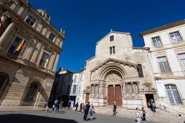 Arles 'deki Saint-Trophime Katedrali' nin cephesi