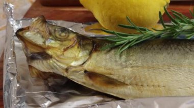 Tütsülenmiş balık: kabarık, yakın plan, kesme tahtasında