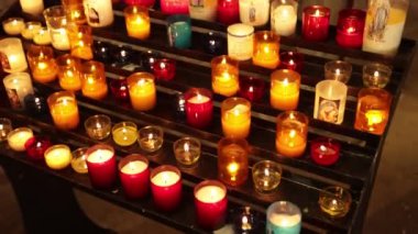 Bir kilisenin içinde sergilenen mumlar.