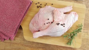 Çiğ ördek bacakları, yakın plan, kesme tahtasında.