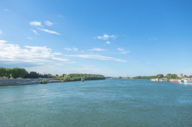 Rhne, Arles şehrinin bir bankasından görüldü.