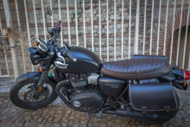 Arles, Bouches-du-Rhone, Fransa - 30042023: Triumph Bonneville 7100 siyah motosiklet, Arles şehrinde bir caddeye park edilmiş.