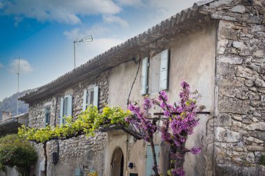 Vaucluse 'deki eski ortaçağ kasabası Vaison-la-Romaine manzarası