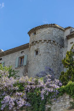Vaucluse 'deki eski ortaçağ kasabası Vaison-la-Romaine manzarası