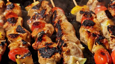 Mangalda pişirilen tavuk şişleri.