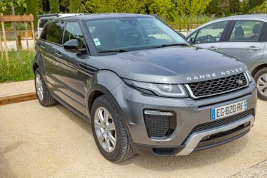 Vaison la Romaine - Fransa - 11 Nisan 2023 - Land Rover tarafından üretilen Range Rover marka aracın görüntüsü