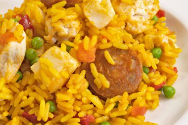Deniz ürünleri ve tavuklu paella tabağı, yakın plan.