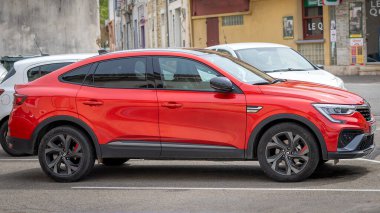 Suze-la-Rousse - Fransa - 23 Nisan 2023 - Renault tarafından üretilen bir Arkana marka hibrit arabayı otoparkta park halinde görmek