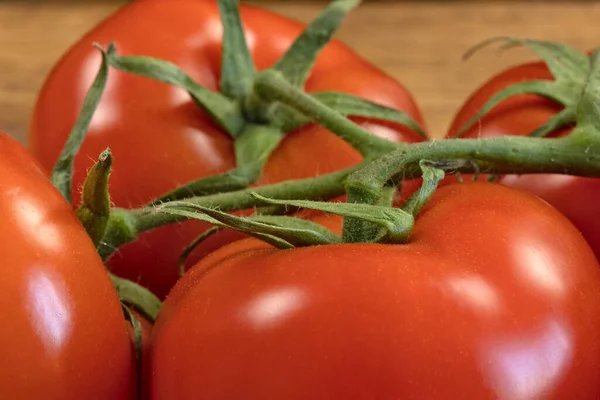 Aglomerado Tomates Vermelhos Close Sobre Uma Tábua Corte — Fotografia de Stock