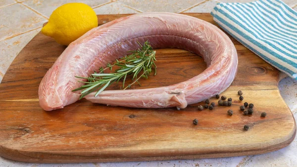 Balık: Çiğ köpek balığı, yakın plan, kesme tahtasında.