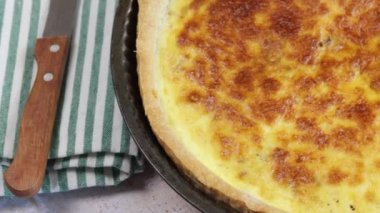 Peynirli turta, yakın plan, masanın üstünde.