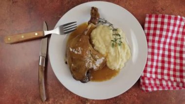 Ördek bacağı, biber sosu ve patates püresi.