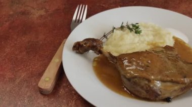 Ördek bacağı, biber sosu ve patates püresi.